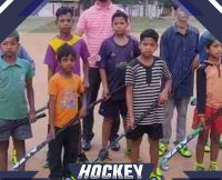 अधिकारी ने गरीब बच्चों के लिए मंगाया हॉकी किट, हो रही जमकर तारीफ़  