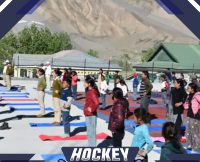 11980 फीट की ऊंचाई पर आइस हॉकी रिंग में किया योग  