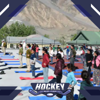 11980 फीट की ऊंचाई पर आइस हॉकी रिंग में किया योग  