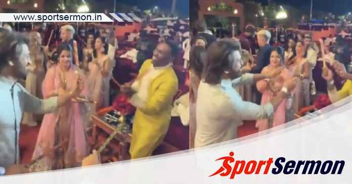 MS Dhoni & DJ Bravo does dandiya dance at Ambani's bash   MS Dhoni & DJ Bravo does dandiya dance at Ambani's bash