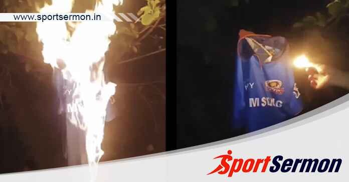 MI fans burn jersey as Hardik Pandya becomes new skipper   MI fans burn jersey as Hardik Pandya becomes new skipper