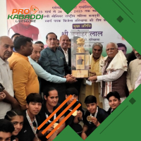 हरियाणा की विजेता महिला टीम से मिले सीएम खट्टर, बढ़ाया खिलाड़ियों का हौसला  