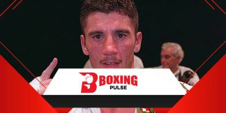 Wayne McCullough: चैंपियन ने लोगों को प्रतिकृति बेल्ट दिया  