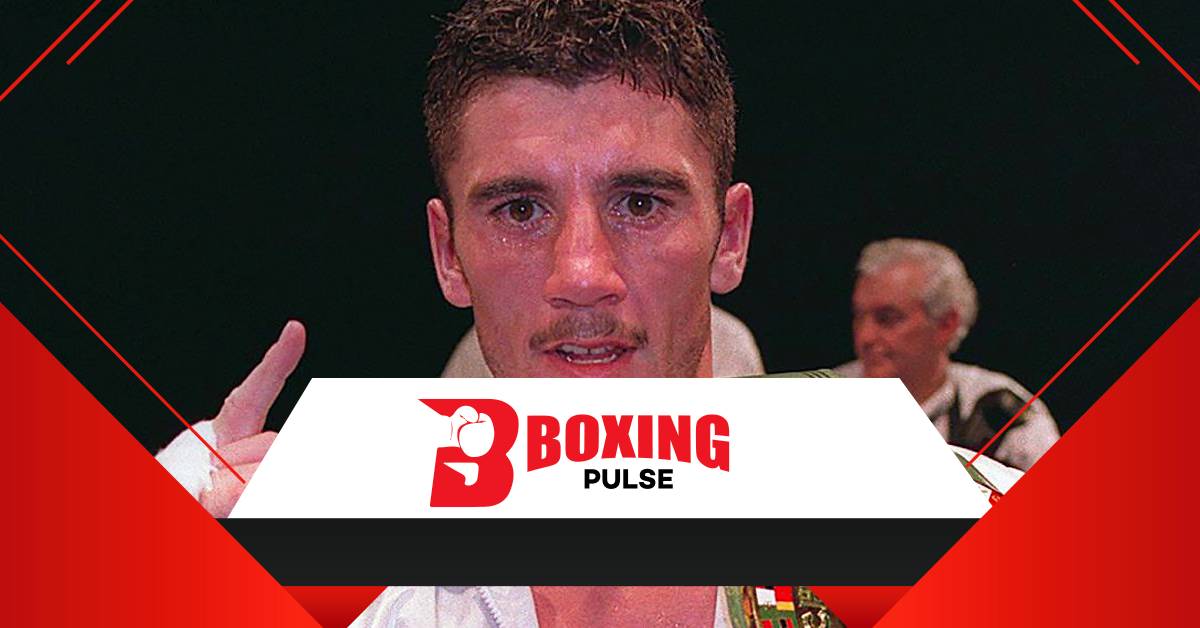 Wayne McCullough: चैंपियन ने लोगों को प्रतिकृति बेल्ट दिया  