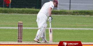 क्रिकेटर पिच पर टैप क्यों करते हैं? जानें 6 मुख्य कारण  