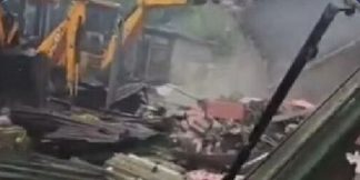 Shahjahanpur: हॉकी मैदान की दुकानों पर चला बुलडोजर, जानें पूरा मामला  