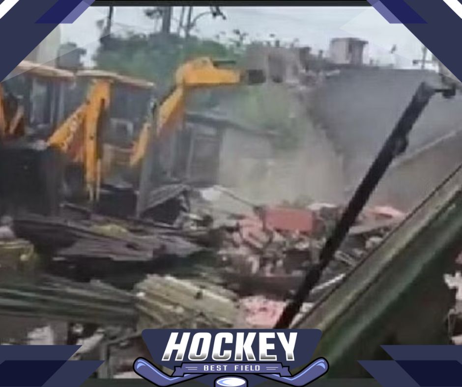 Shahjahanpur: हॉकी मैदान की दुकानों पर चला बुलडोजर, जानें पूरा मामला  