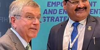 HI महासचिव ने IOC अध्यक्ष थॉमस को स्मृति चिन्ह भेंट किया  