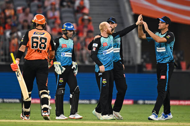 Strikers Spin Past Scorchers to Reach Challenger Final  