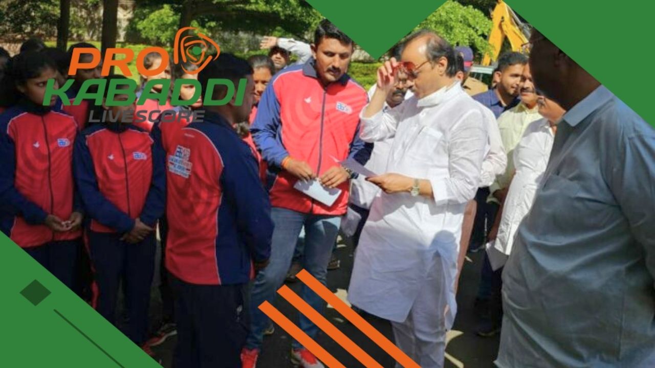 बारामती स्पोर्ट्स अकैडमी के कबड्डी खिलाड़ियों को सौंपी गई बीमा पॉलिसी  