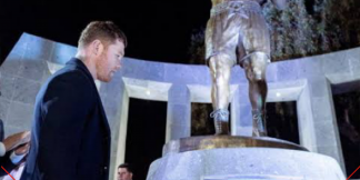 Canelo Alvarez को मेक्सिको मे उनके मूर्ति से किया सम्मान  