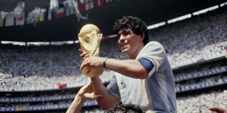 डिएगो माराडोना: फुटबॉल की दुनिया के महानायक का विवादों से भरा जीवन और कॅरियर  