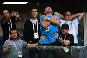 डिएगो माराडोना: फुटबॉल की दुनिया के महानायक का विवादों से भरा जीवन और कॅरियर  