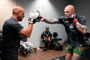 Anthony Smith responds to Pereira’s challenge: ‘I’ll choke the sh*t out of him’  