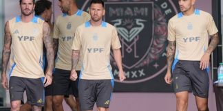 Lionel Messi को नहीं खिलाने पर बोले मैनेजर, कहा- जोखिम लेने की कोई जरूरत नहीं  