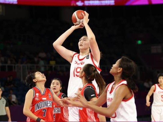 China's Tallest Girl Zhang Ziyu is Showing her Infallible Skills in Basketball  