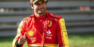 अभी भी अधर में लटके है Carlos Sainz, 2025 में किस टीम से मिलेगा F1 Contract?  