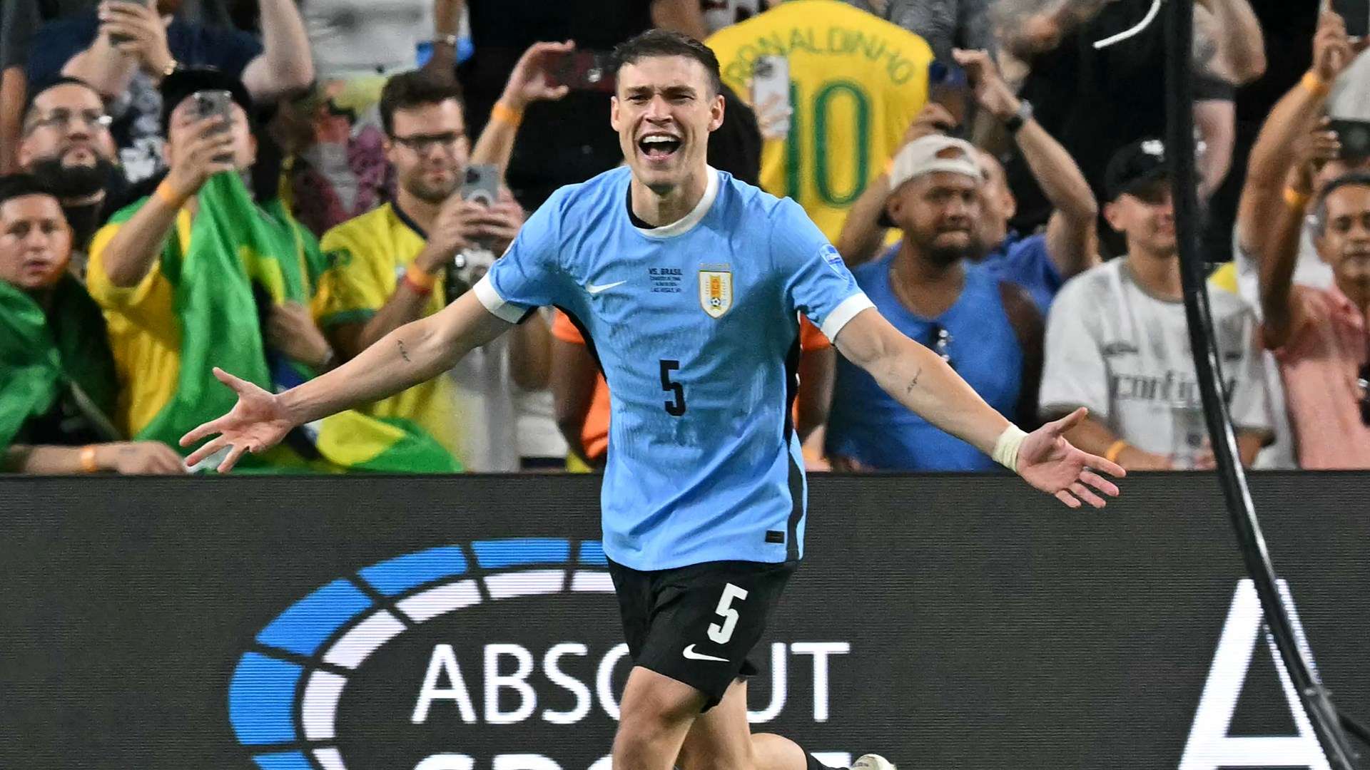 Man Utd transfers LIVE: Agent lands in England to finalise deal  