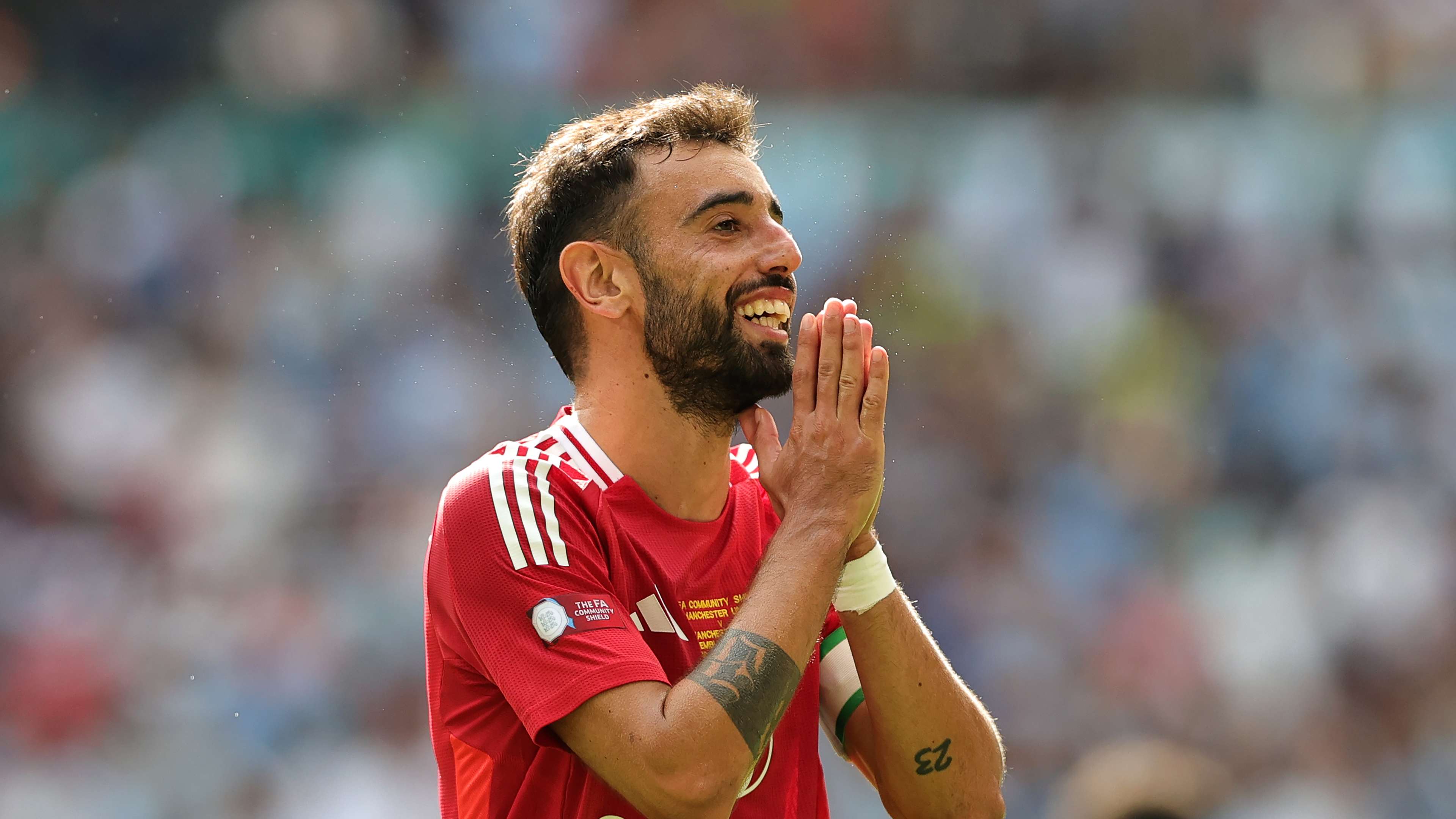 Man Utd fans express joy after Fernandes agrees new contract  