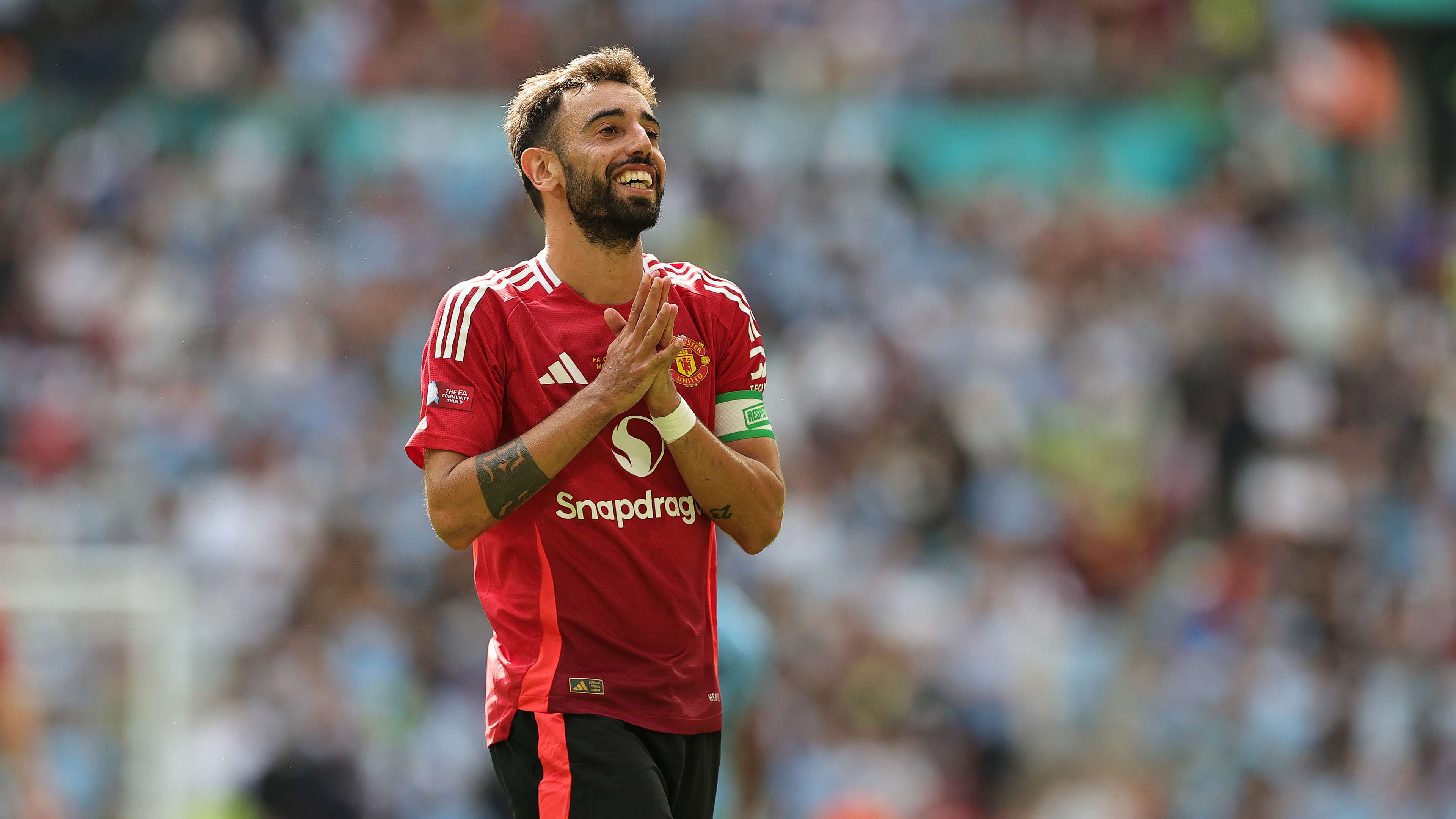 Fernandes agrees new contract with Manchester United   Fernandes agrees new contract with Manchester United