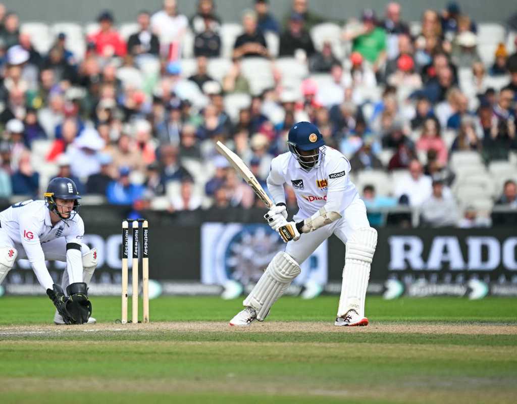 Mathews resists but England chip away   Mathews resists but England chip away