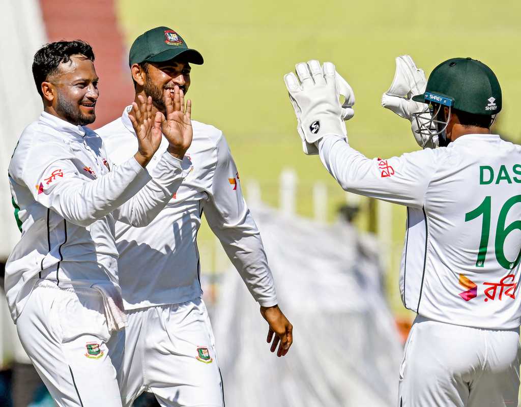 Bangladesh strike as Pakistan lose early advantage  