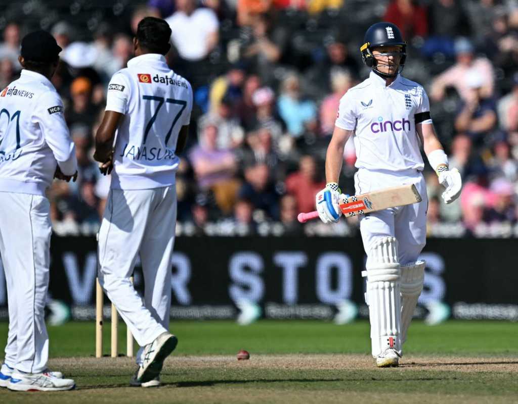 England lose top-order in pursuit of 205   England lose top-order in pursuit of 205