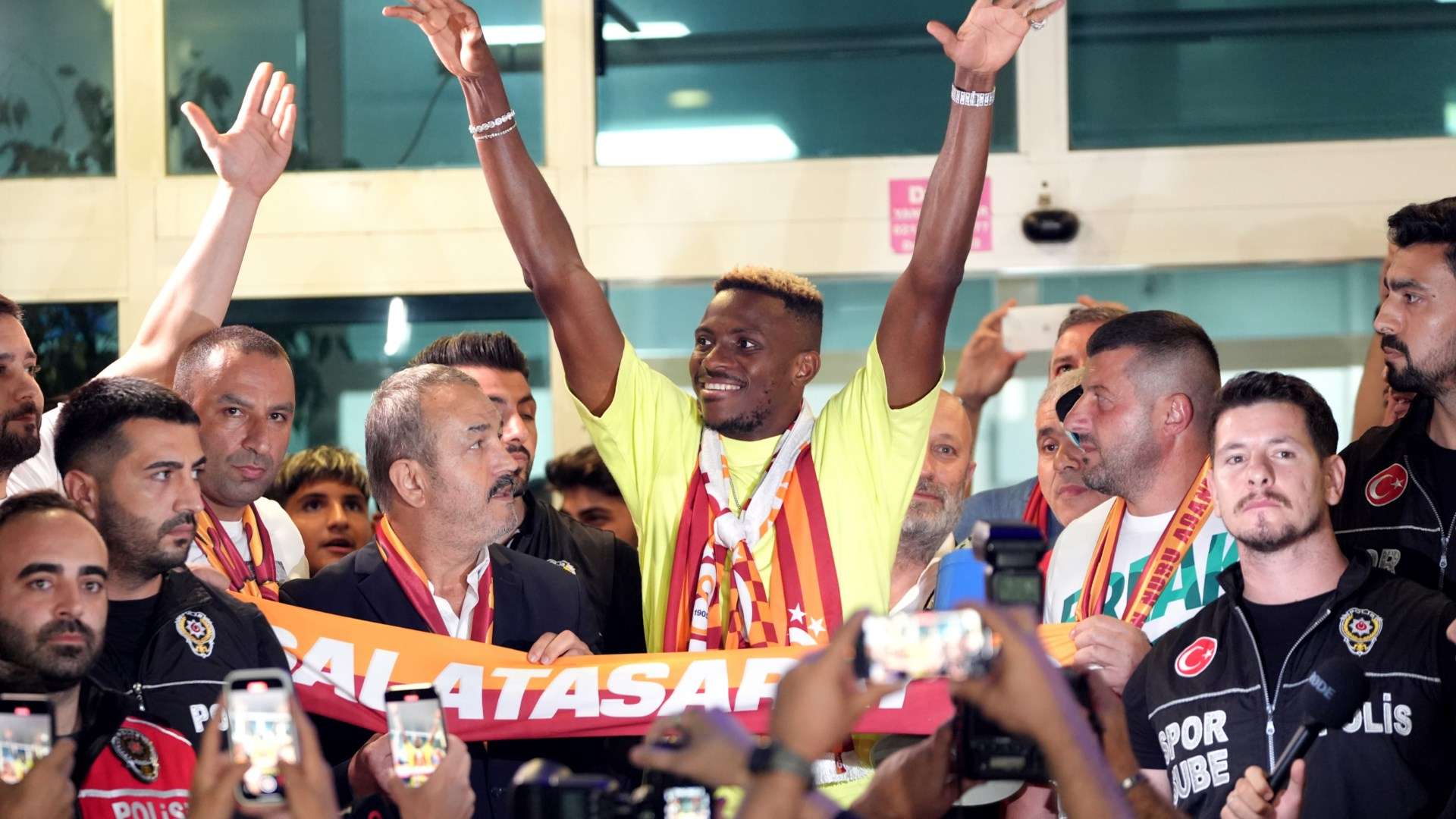 📽️ | Osimhen receives insane 4am welcome from Gala ultras  