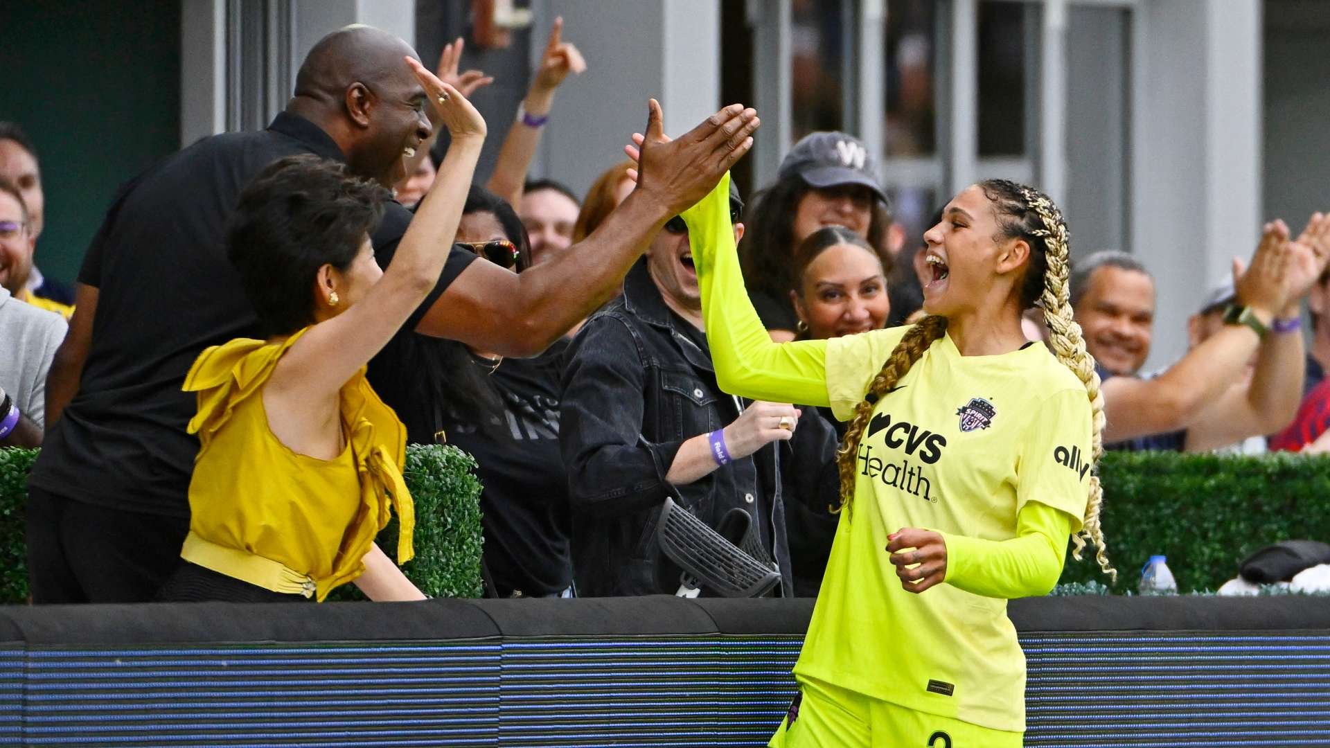 📽️ | USWNT's Rodman celebrates goal with Magic Johnson  