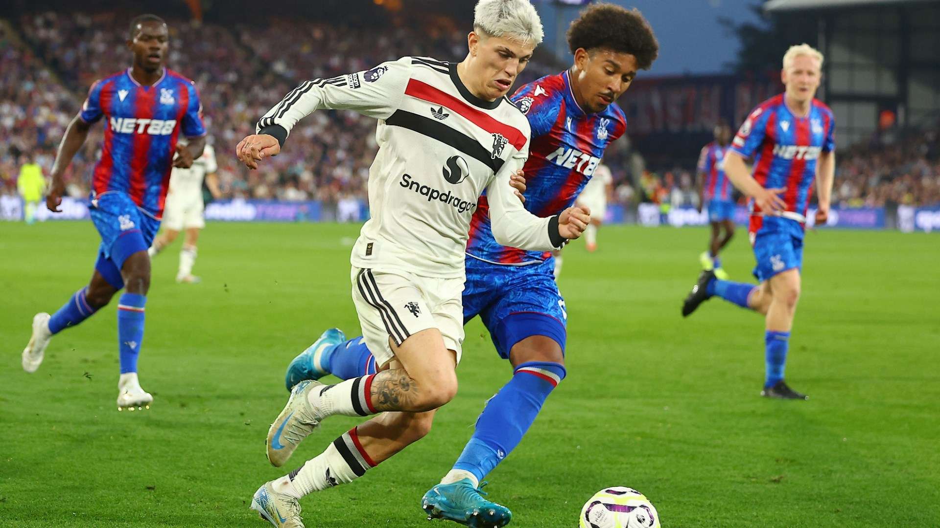 USMNT's Richards helps Palace stun United in draw  