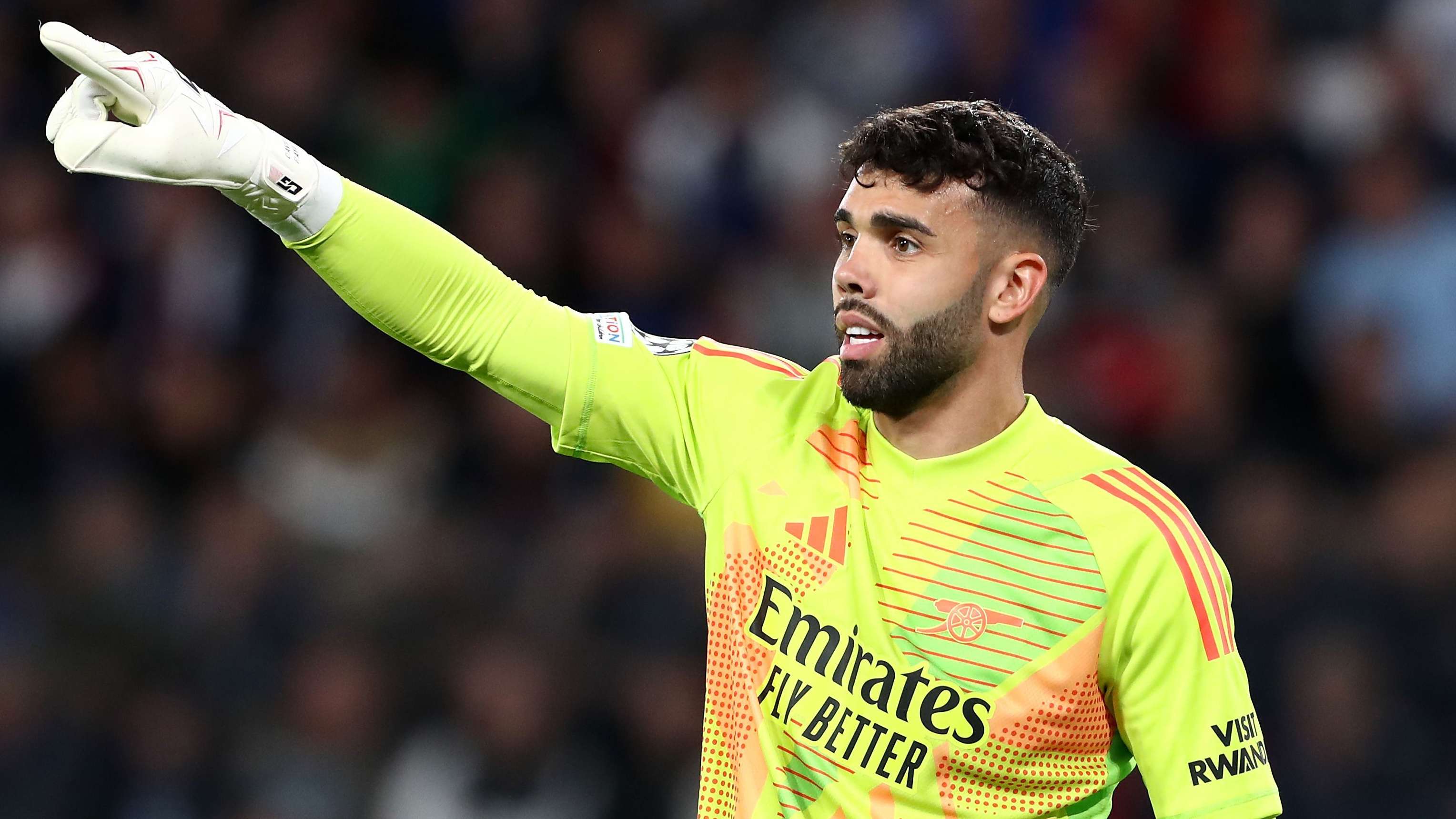 📽️ | Arsenal's Raya seen limping with bandaged knee  