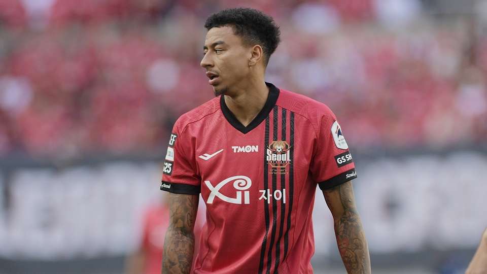 📽️ | Lingard akwardly tries delivering speech to Seoul squad   📽️ | Lingard akwardly tries delivering speech to Seoul squad