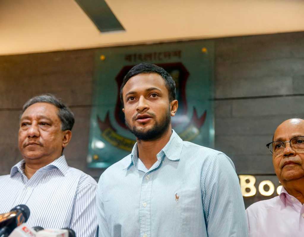 Bangladesh's sports adviser wants active cricketers to be barred from joining politics  