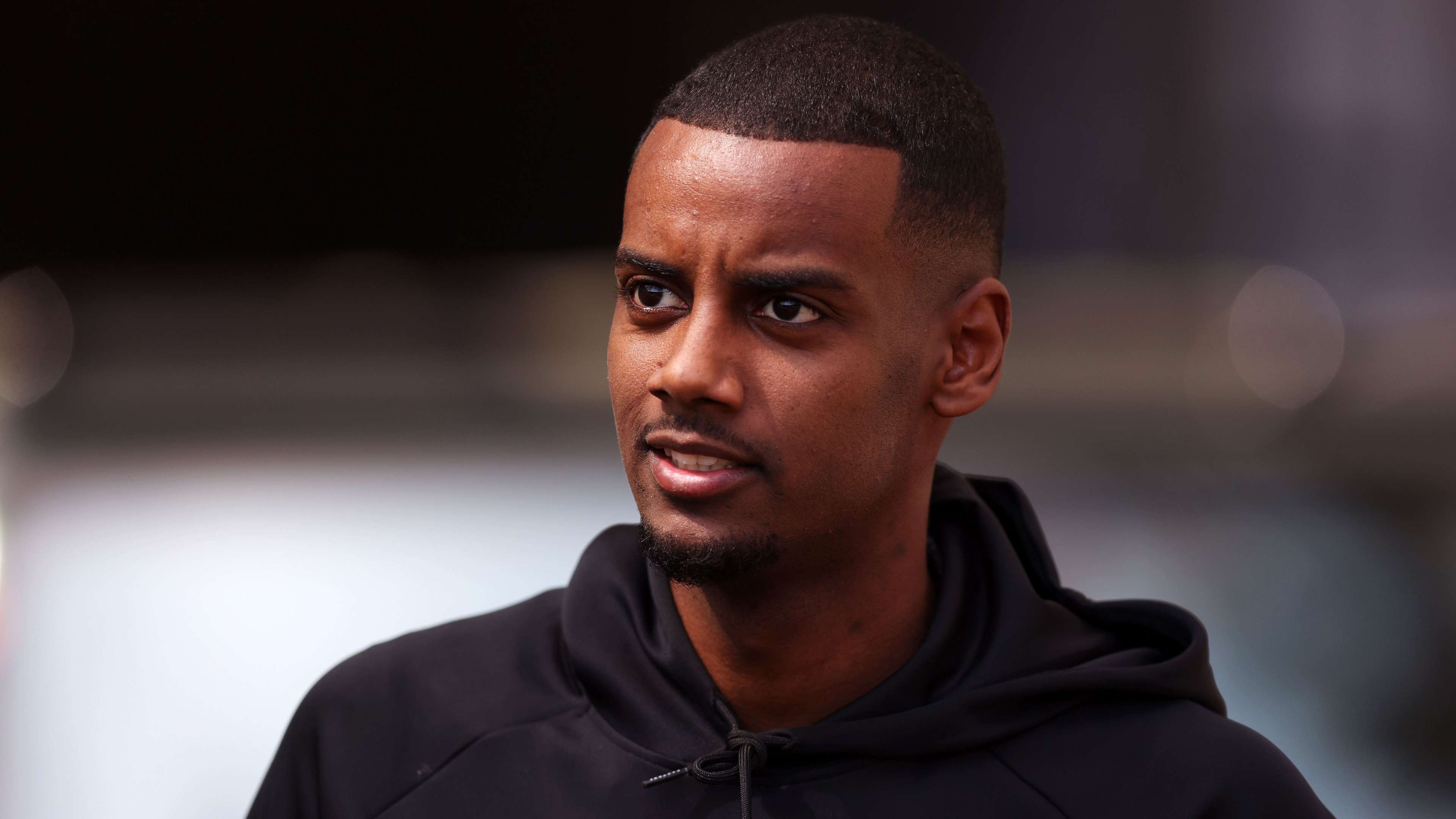 Howe provides uncertain Isak contract update as Arsenal circle  