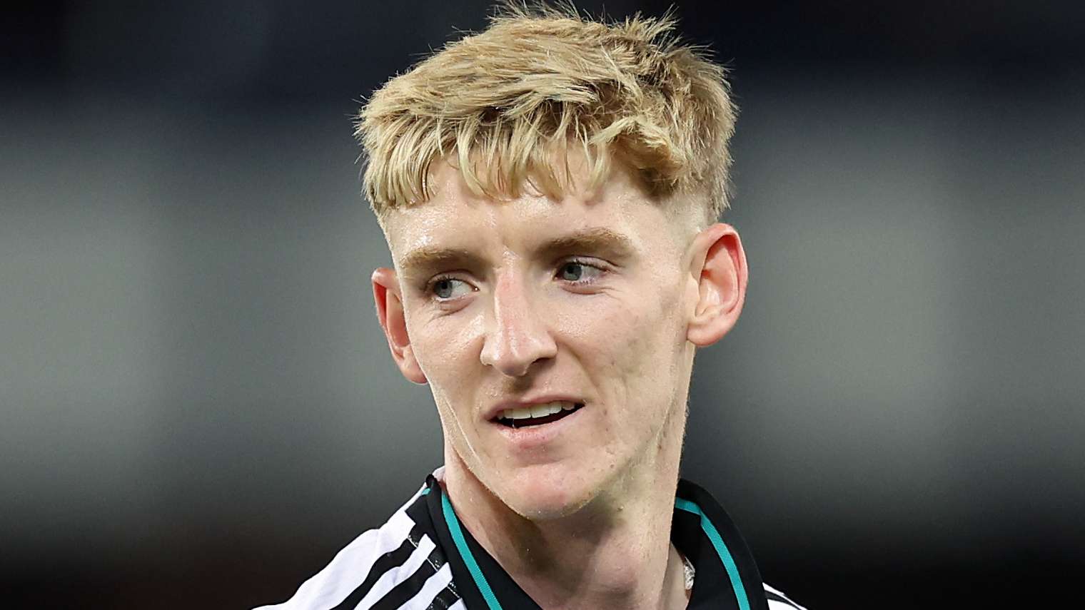 Everton brutally mock former star Gordon after penalty miss  