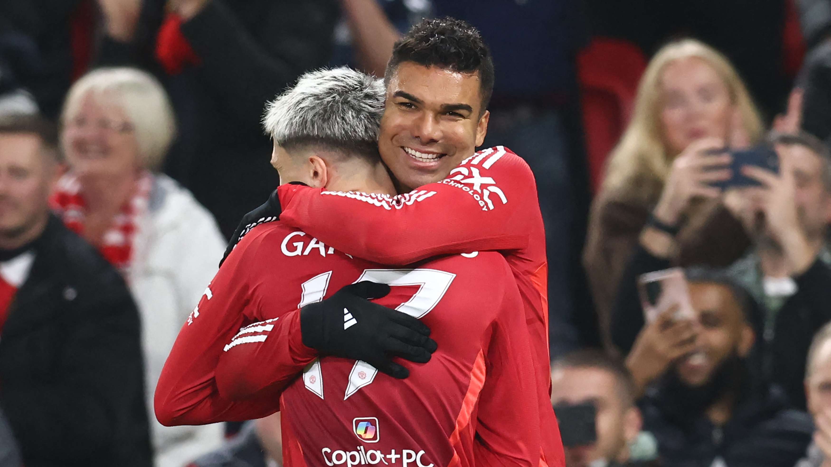 📽️ | Casemiro bends home cup screamer for Man Utd  