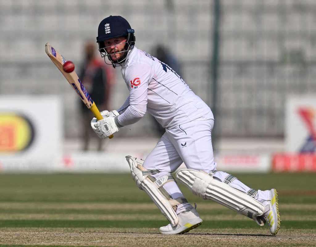 Duckett leads brisk England response to Pakistan's 366  
