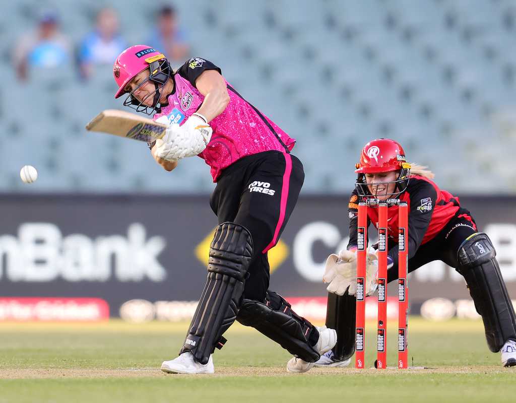 Ellyse Perry stars in sensational chase on opening night  