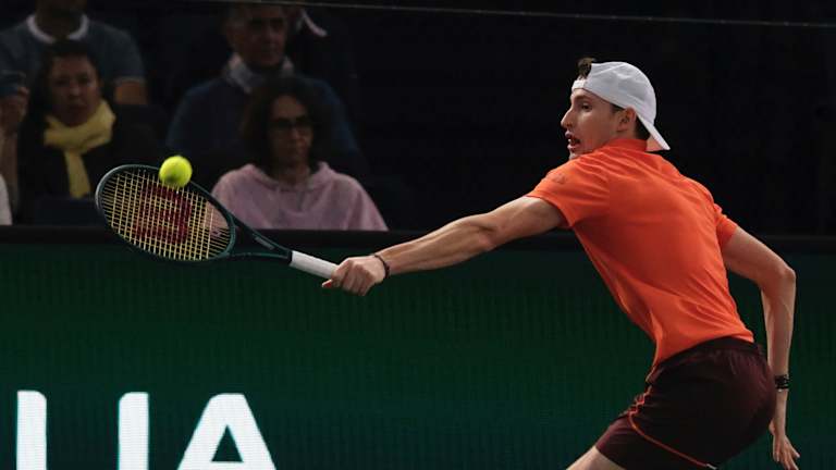 Stefanos Tsitsipas battles to 100th Masters 1000 win of career with opening victory in Paris   Stefanos Tsitsipas battles to 100th Masters 1000 win of career with opening victory in Paris