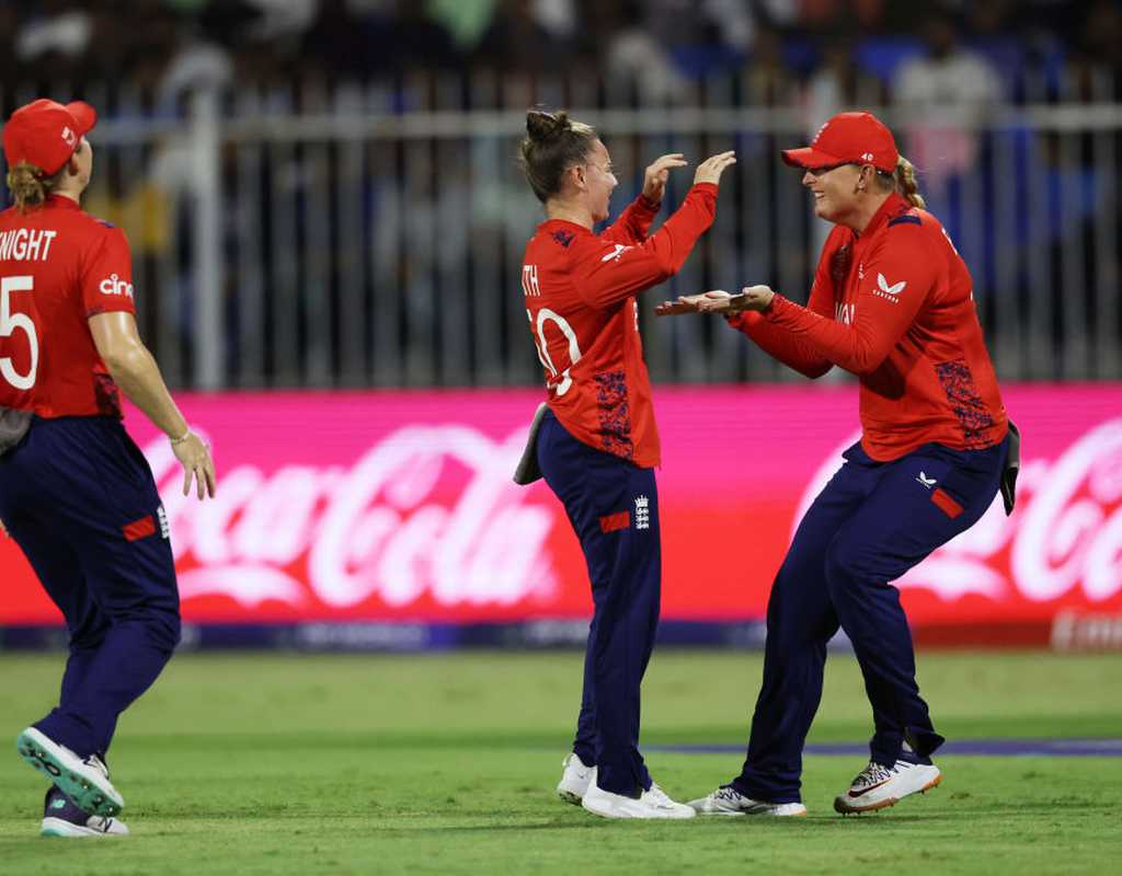 Linsey Smith, Charlotte Dean inspire England to winning start   Linsey Smith, Charlotte Dean inspire England to winning start