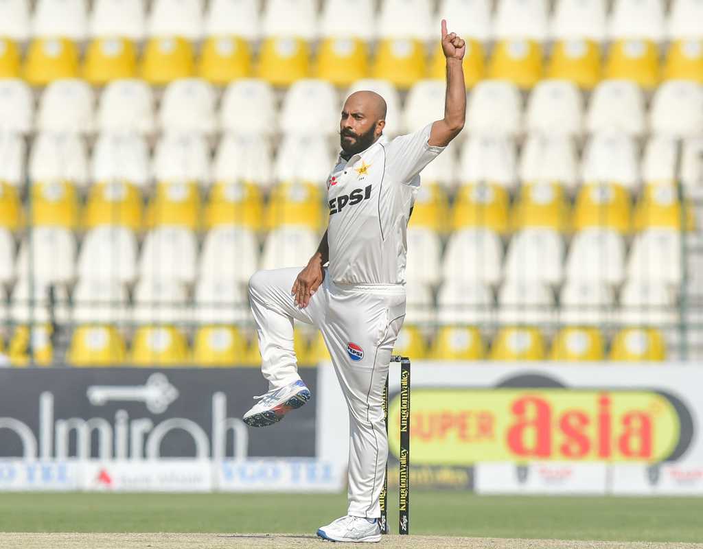 Sajid Khan's stellar act puts Pakistan on top  