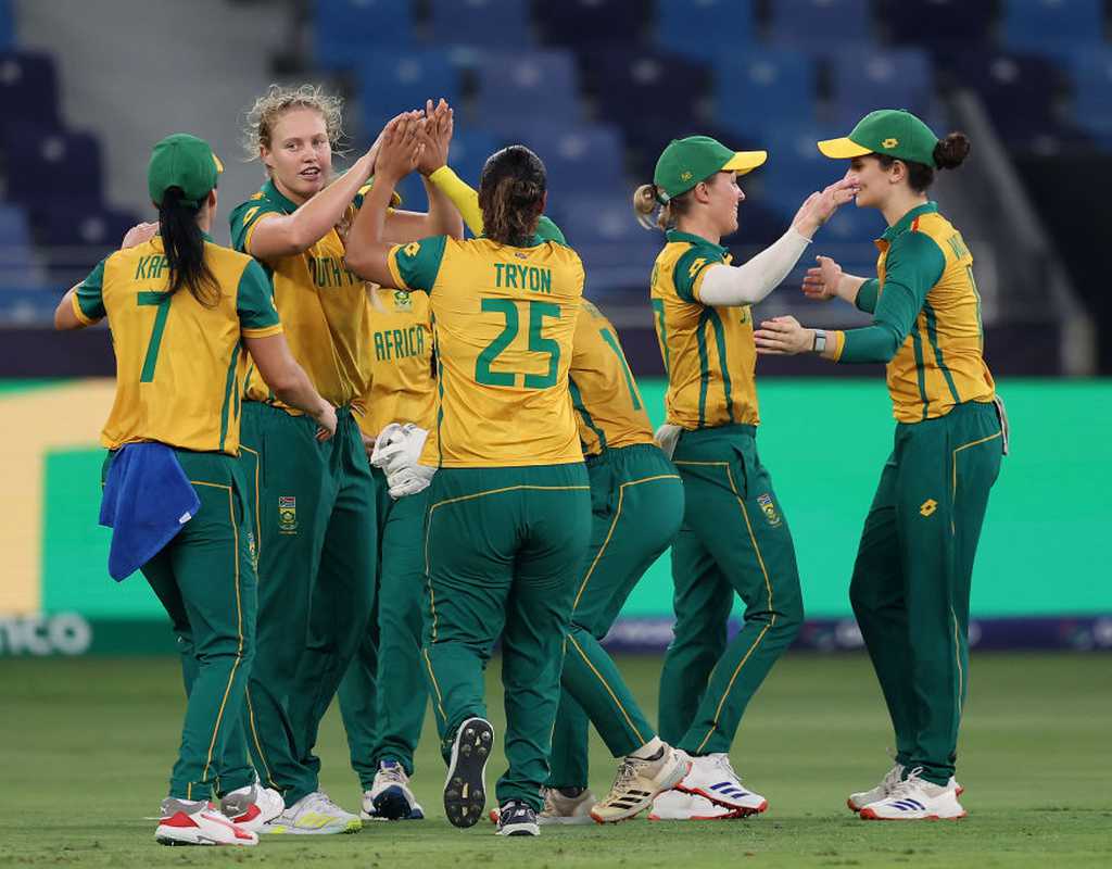 South Africa secure provisional top spot with clinical win  