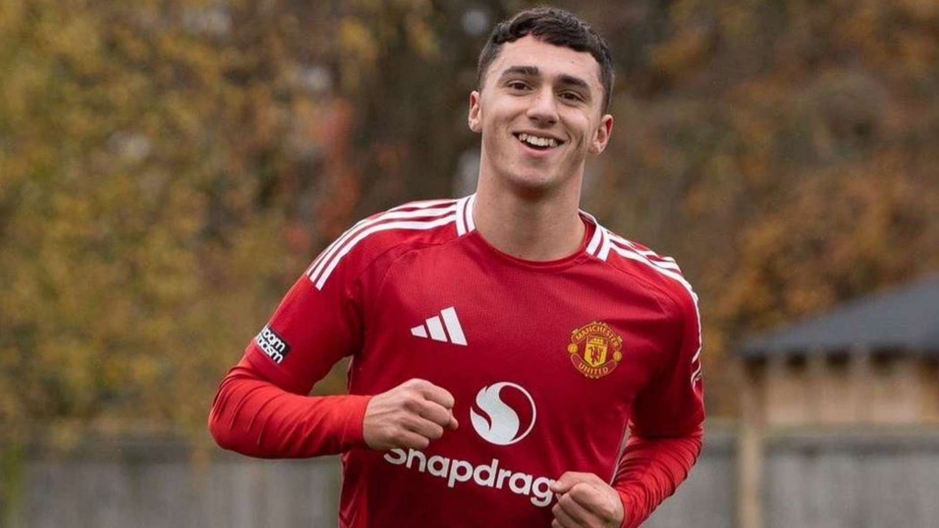 Man Utd staff 'perplexed' as club holds back 18-year-old wonderkid  