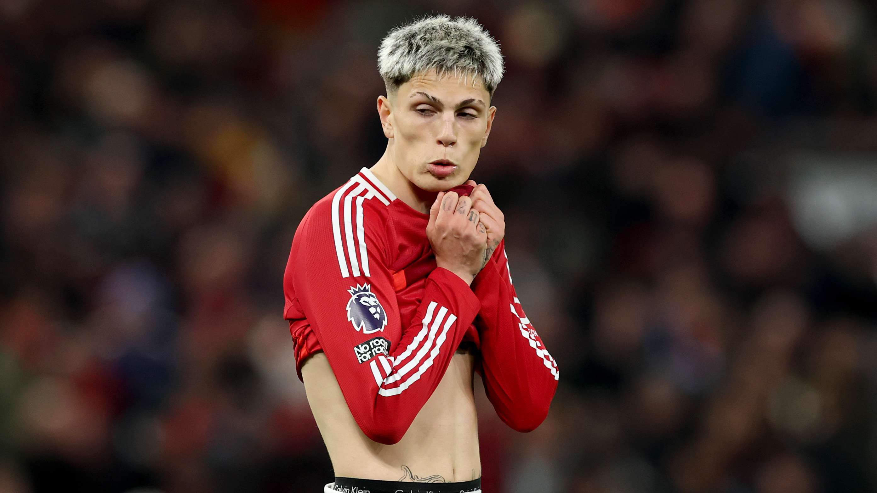 📽️ | Angry Garnacho bites back at Man Utd fan  