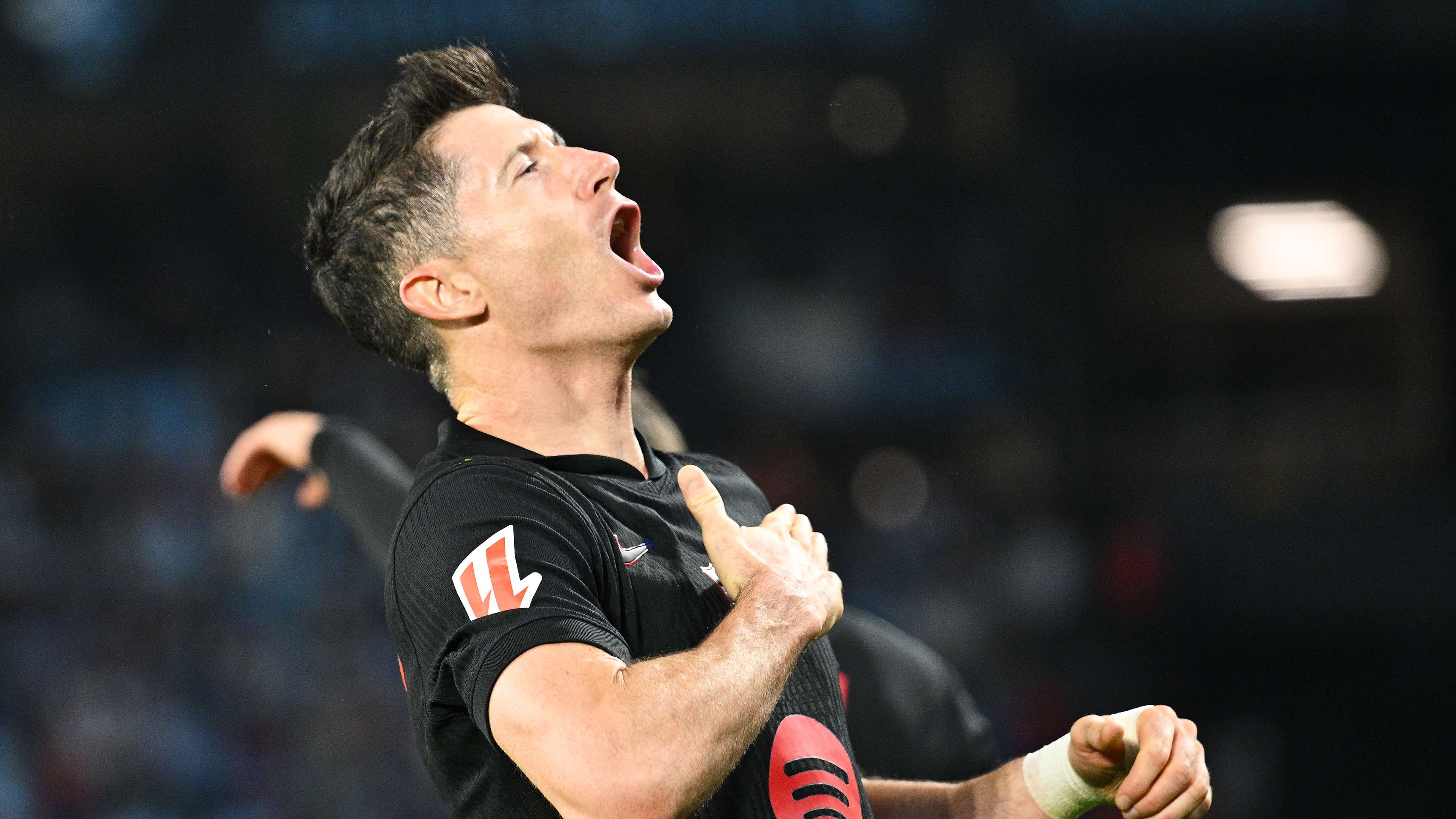 Barcelona plan contract decision on in-form Lewandowski  