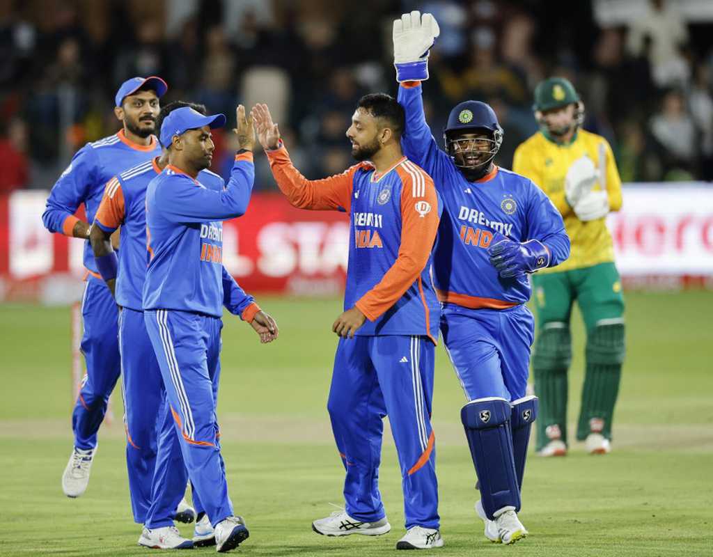 Chakaravarthy's best not enough for an India encore  