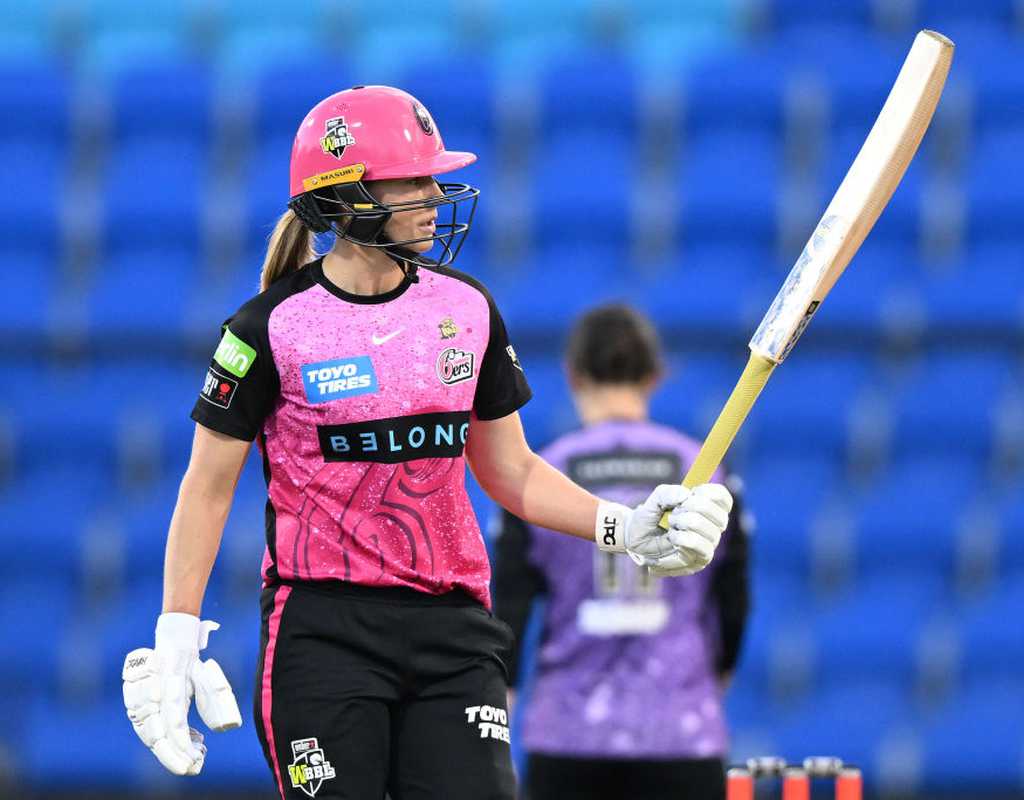 Perry's 62-ball 86 powers Sydney Sixers to second win  