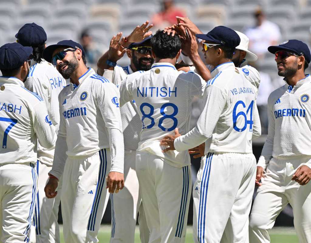 India on the brink despite middle-order resistance   India on the brink despite middle-order resistance