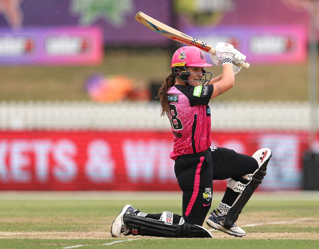 Amelia Kerr stars on Sixers debut to brush aside Stars  