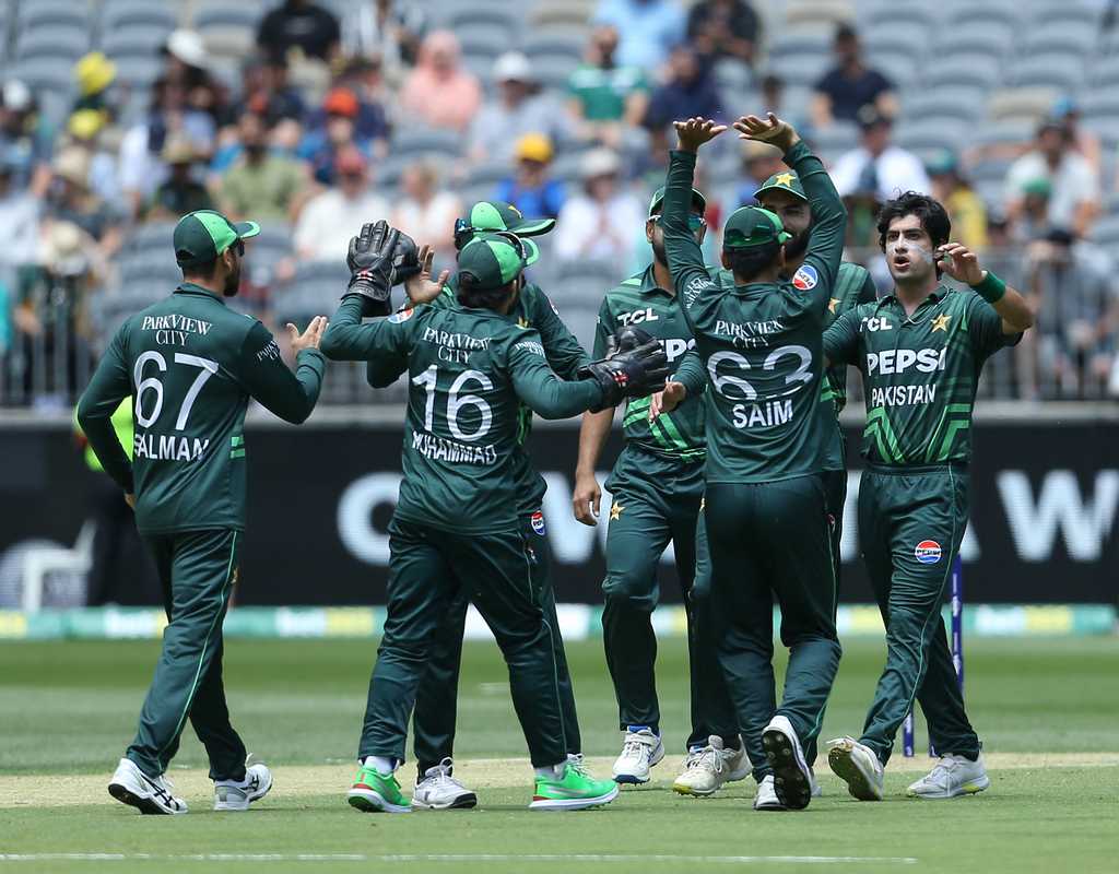 Australia crumble again with bat to fold for 140  